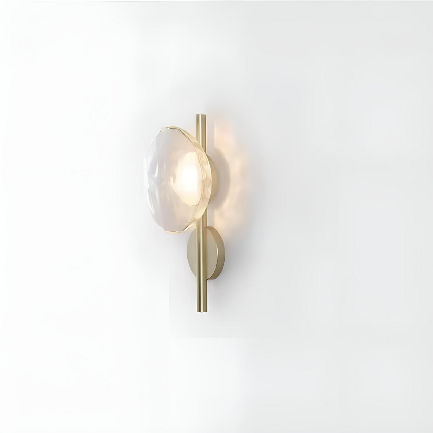 stilren vägglampa i frostat glas och robust metall för modern och elegant belysning