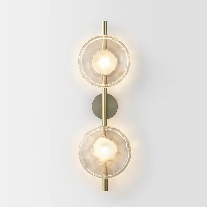 stilren vägglampa i frostat glas och robust metall för modern och elegant belysning