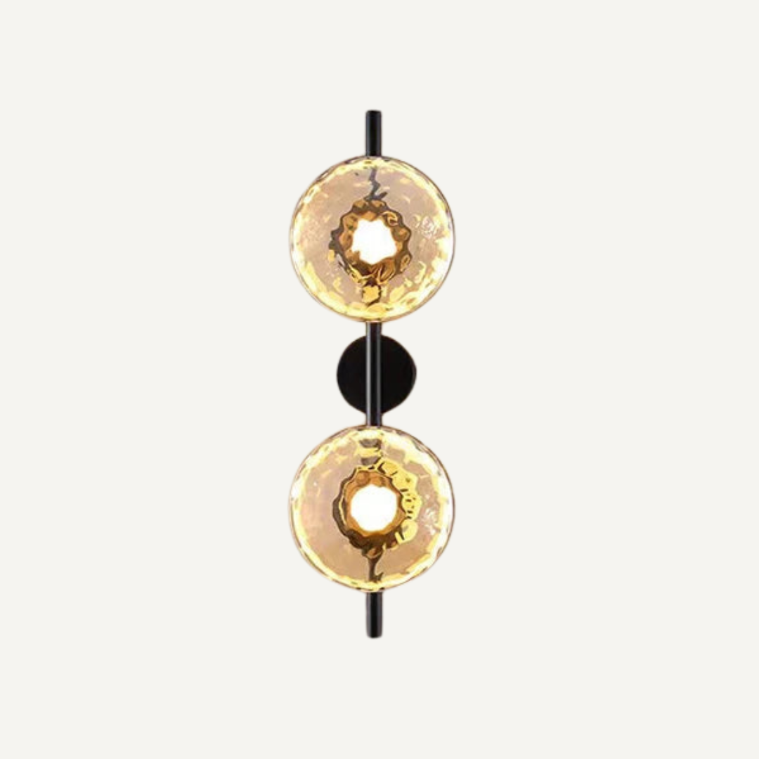 stilren vägglampa i frostat glas och robust metall för modern och elegant belysning