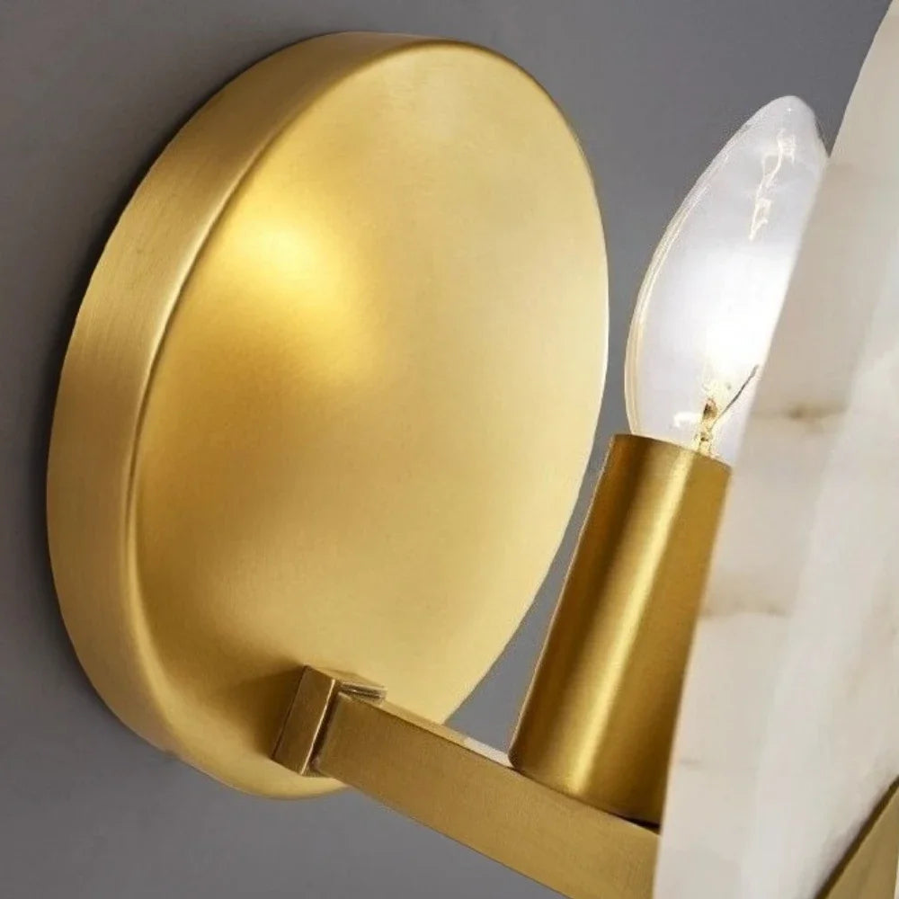 elegant vägglampa i marmor och alabasterglas med mässingsfot för lyxig och tidlös belysning