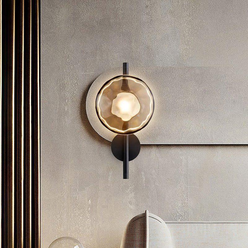 stilren vägglampa i frostat glas och robust metall för modern och elegant belysning