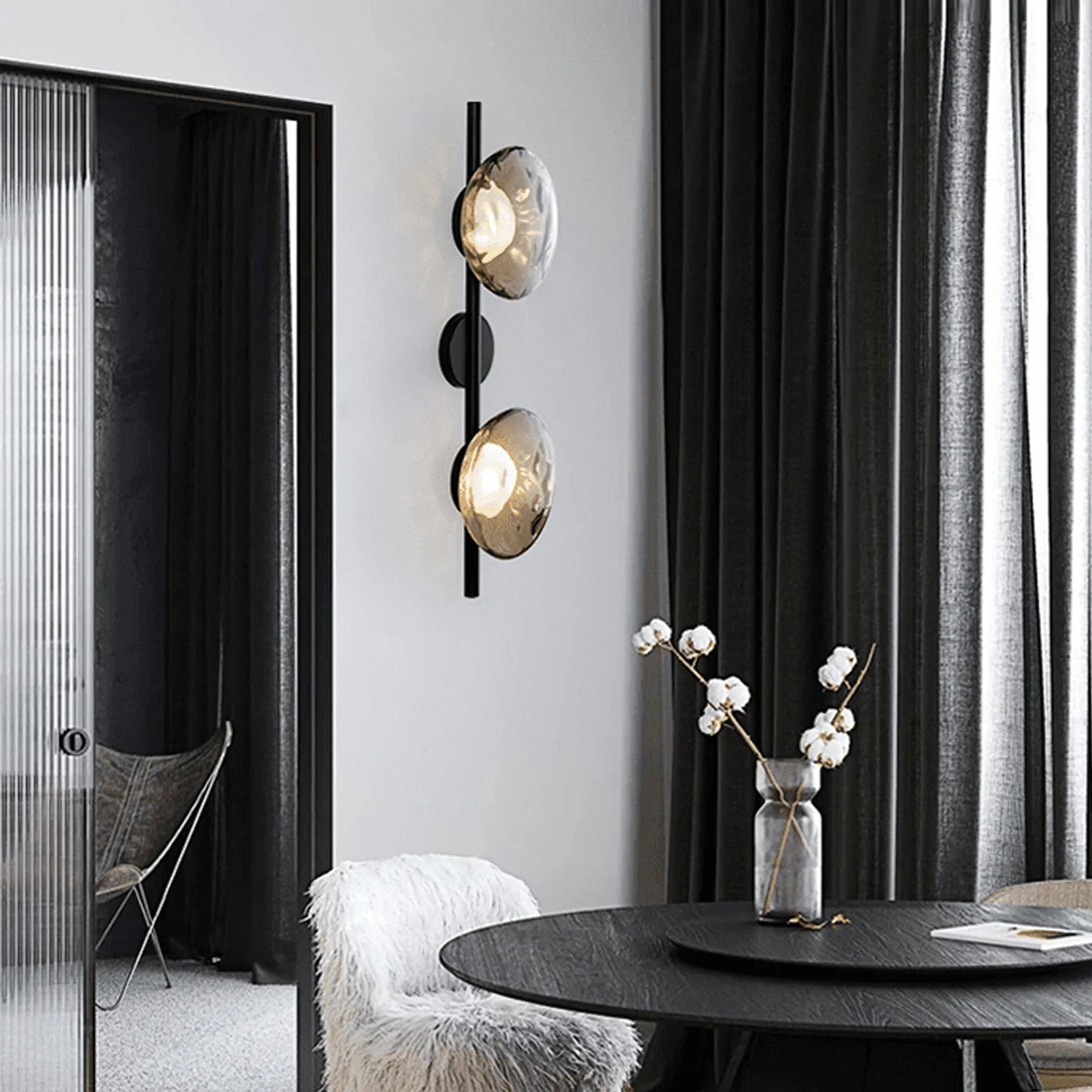 stilren vägglampa i frostat glas och robust metall för modern och elegant belysning
