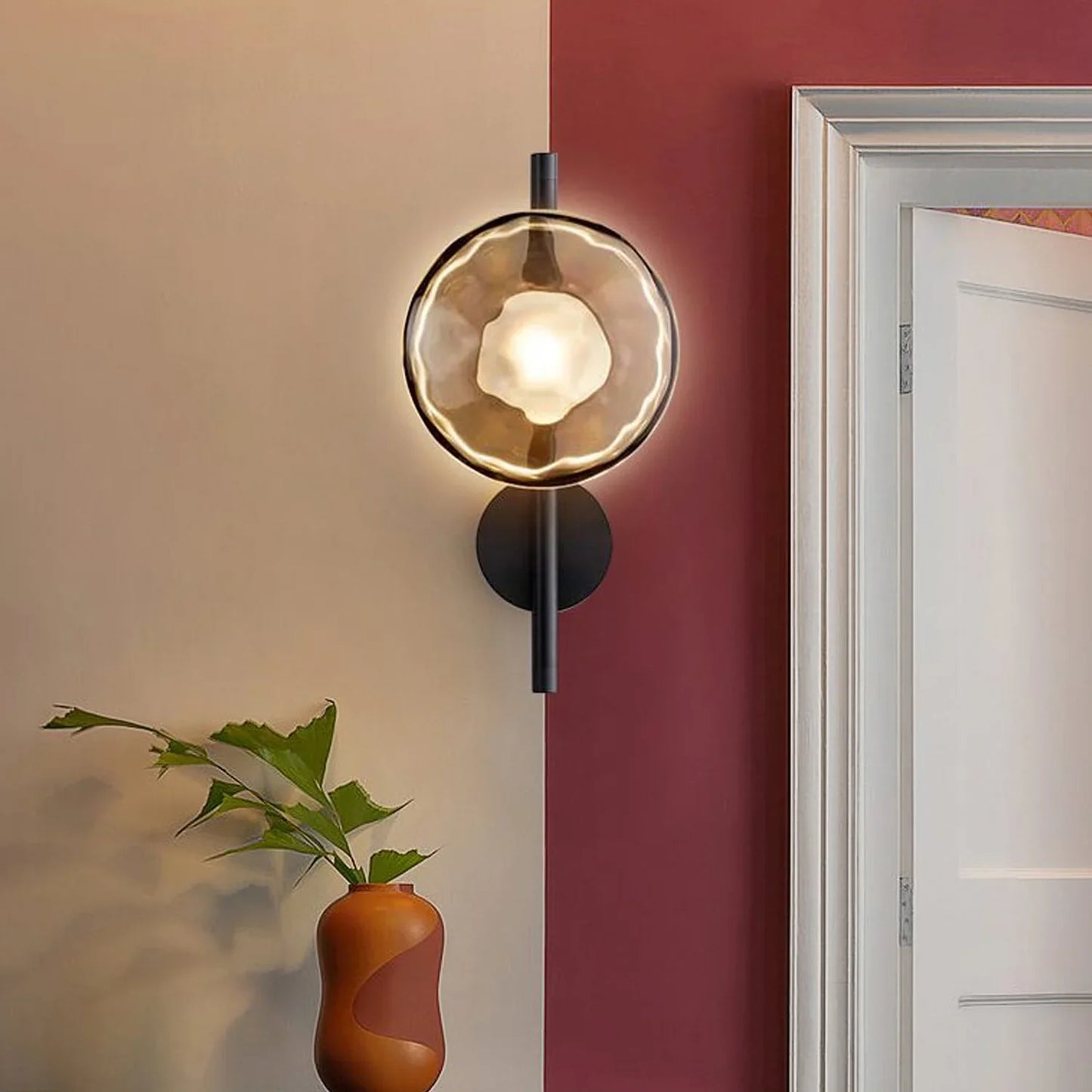 stilren vägglampa i frostat glas och robust metall för modern och elegant belysning
