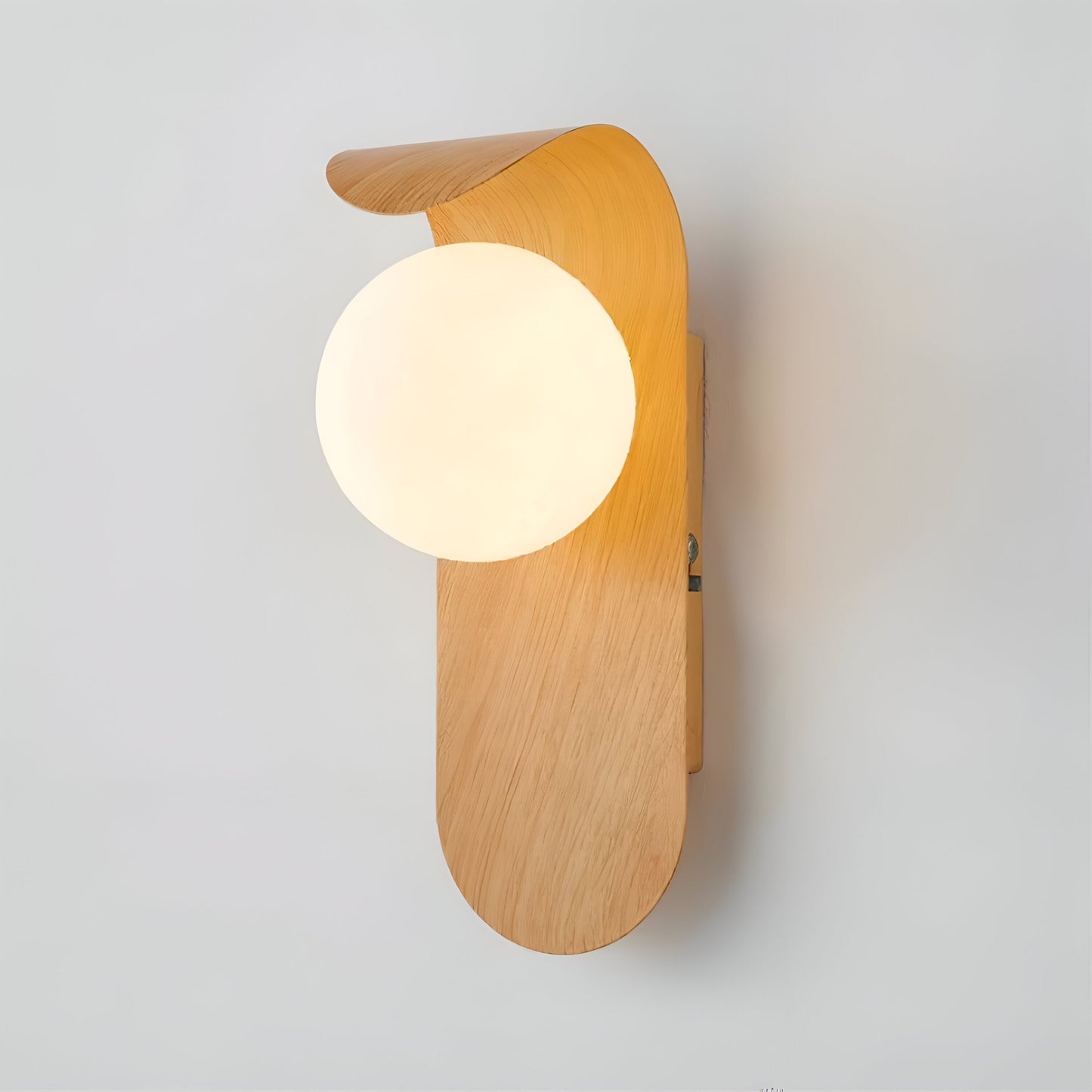 nordisk vägglampa med träinspirerad stomme och rund glasglob för varm och mjuk belysning