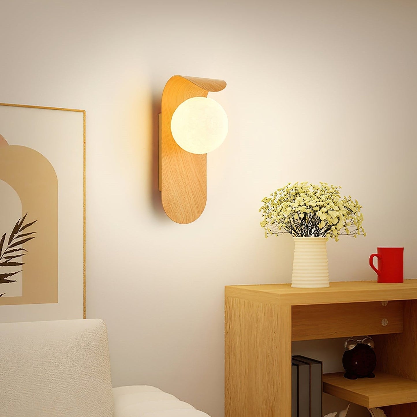 nordisk vägglampa med träinspirerad stomme och rund glasglob för varm och mjuk belysning