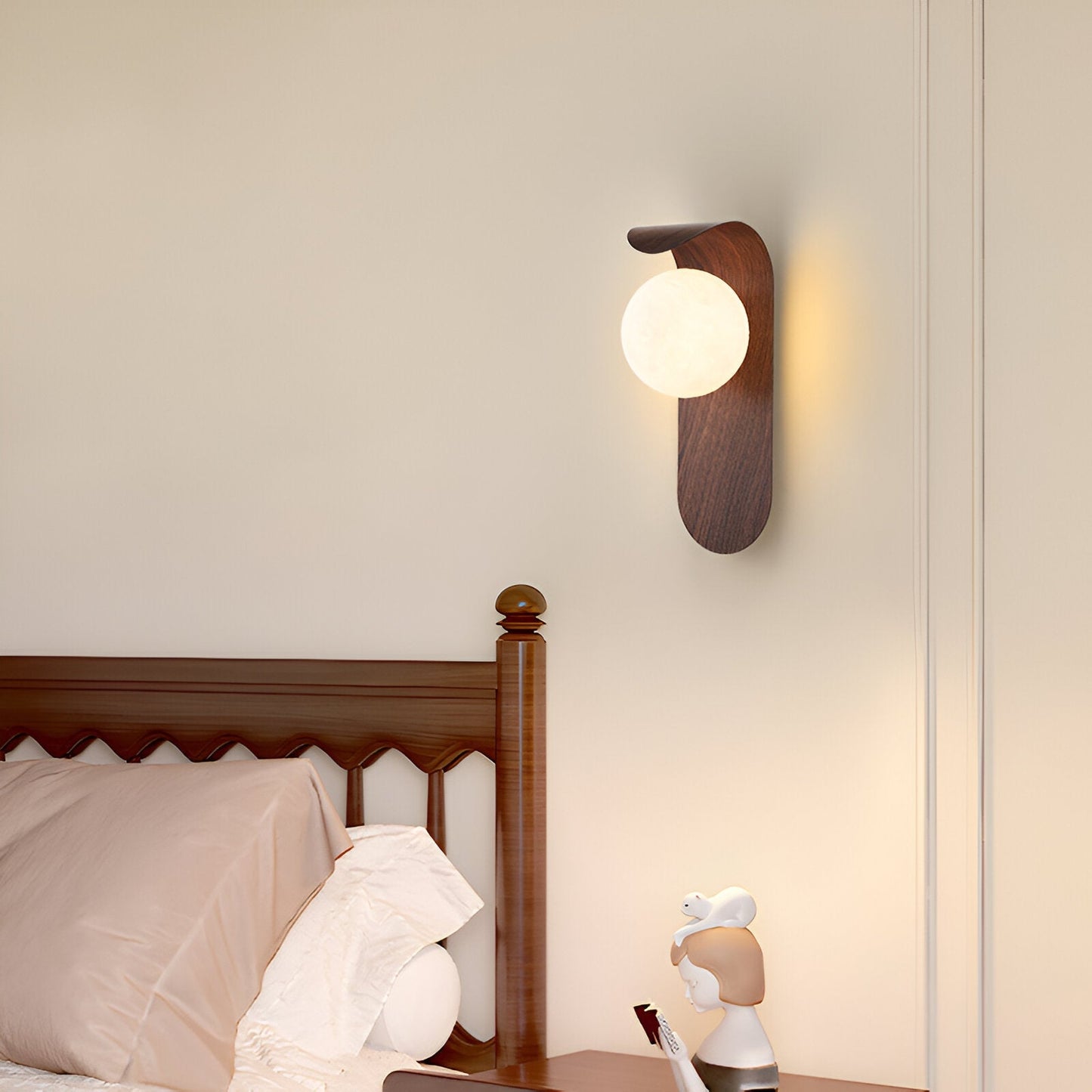 nordisk vägglampa med träinspirerad stomme och rund glasglob för varm och mjuk belysning