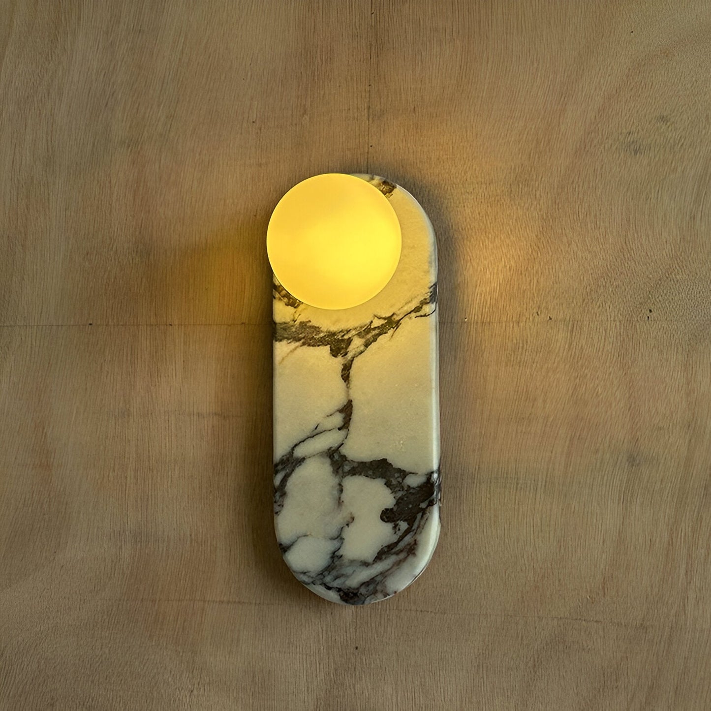 exklusiv vägglampa i naturlig marmor med runda glaskupor för modern och lyxig inredning