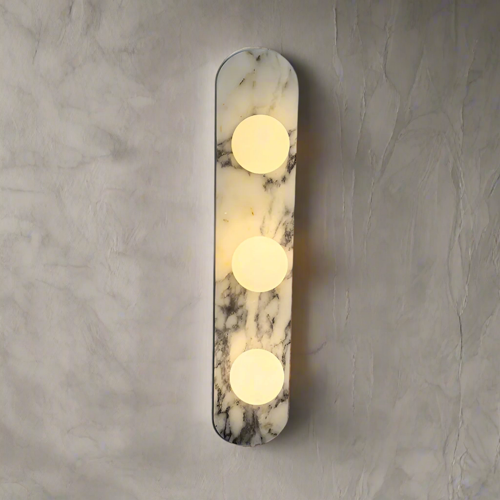 exklusiv vägglampa i naturlig marmor med runda glaskupor för modern och lyxig inredning