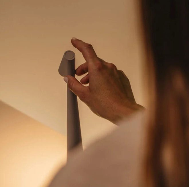 nordisk trådlös bordslampa med dimbart led-ljus och touch-funktion