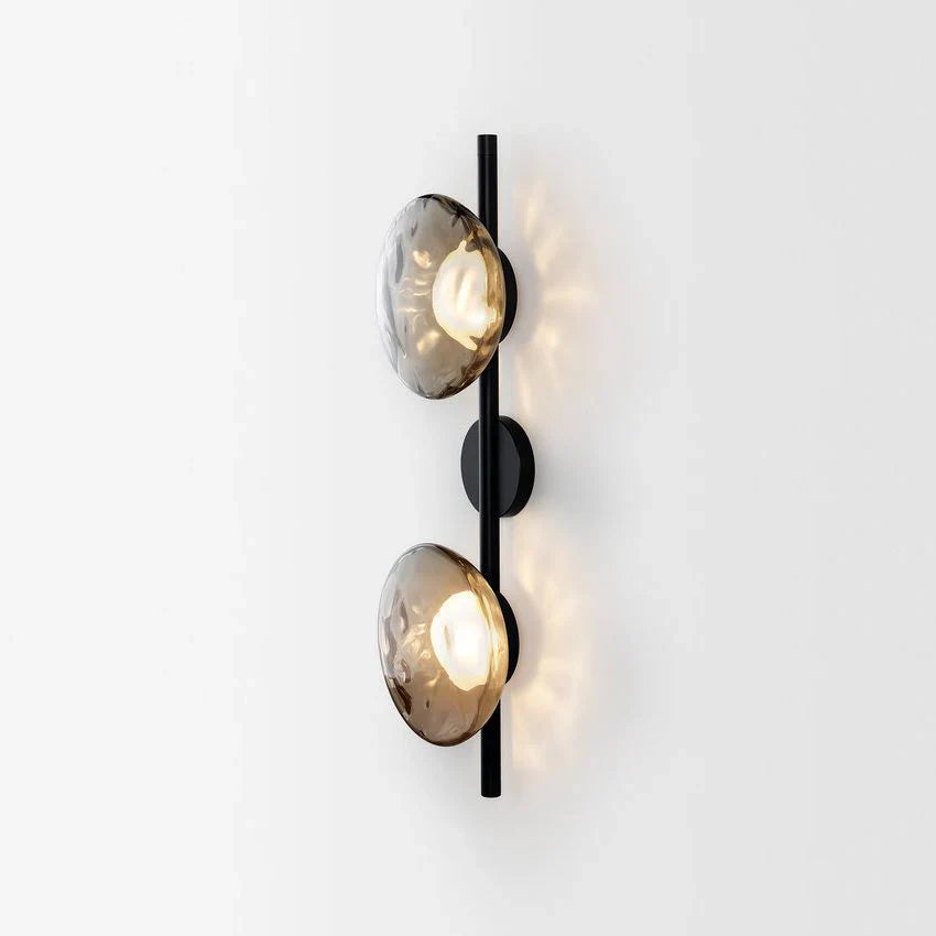 stilren vägglampa i frostat glas och robust metall för modern och elegant belysning