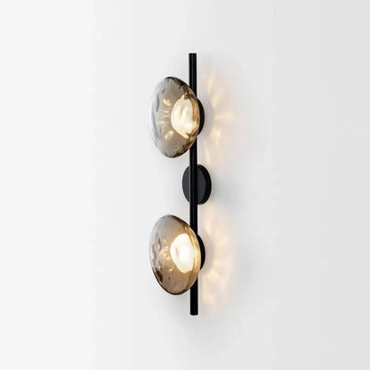 Stilren vägglampa i frostat glas och robust metall för modern och elegant belysning