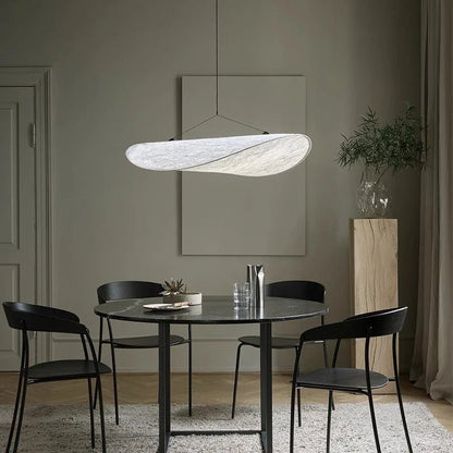 Exklusiv handgjord silkespendel med nordisk wabi-sabi design för matsal och vardagsrum