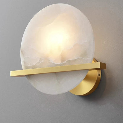 Elegant vägglampa i marmor och alabasterglas med mässingsfot för lyxig och tidlös belysning