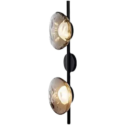Stilren vägglampa i frostat glas och robust metall för modern och elegant belysning
