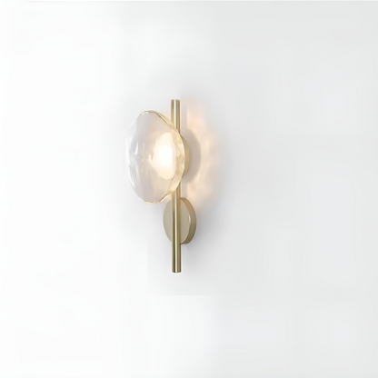 Stilren vägglampa i frostat glas och robust metall för modern och elegant belysning