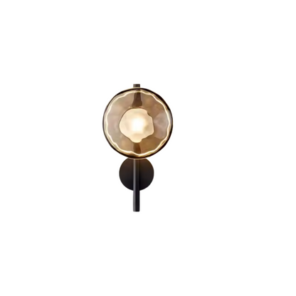 Stilren vägglampa i frostat glas och robust metall för modern och elegant belysning
