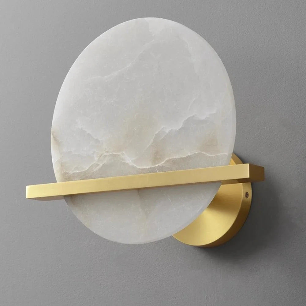 elegant vägglampa i marmor och alabasterglas med mässingsfot för lyxig och tidlös belysning