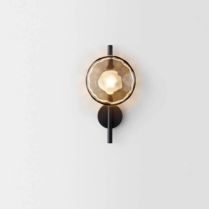Stilren vägglampa i frostat glas och robust metall för modern och elegant belysning
