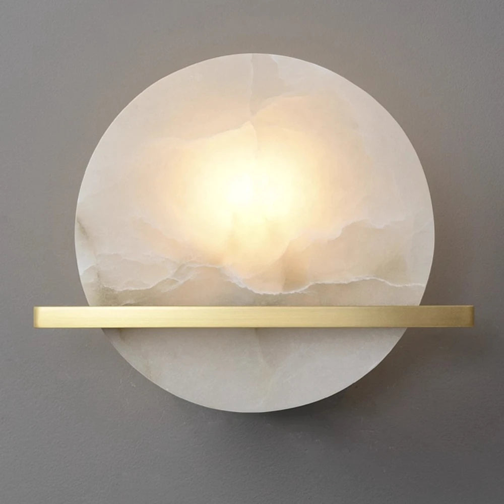 elegant vägglampa i marmor och alabasterglas med mässingsfot för lyxig och tidlös belysning