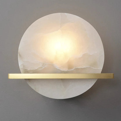 Elegant vägglampa i marmor och alabasterglas med mässingsfot för lyxig och tidlös belysning
