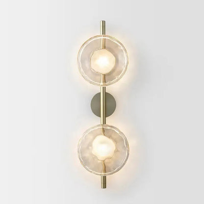 Stilren vägglampa i frostat glas och robust metall för modern och elegant belysning
