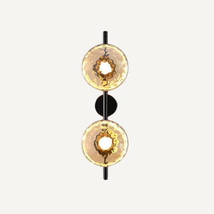 Stilren vägglampa i frostat glas och robust metall för modern och elegant belysning