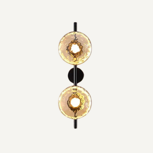 Stilren vägglampa i frostat glas och robust metall för modern och elegant belysning