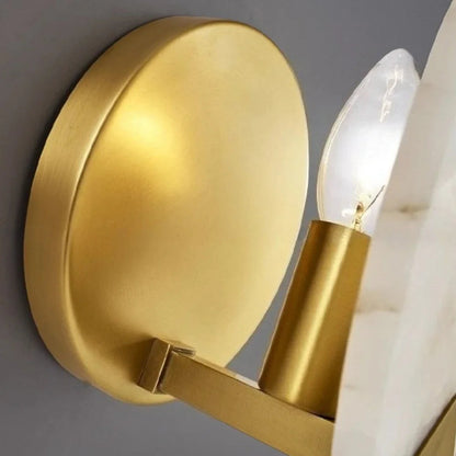 Elegant vägglampa i marmor och alabasterglas med mässingsfot för lyxig och tidlös belysning