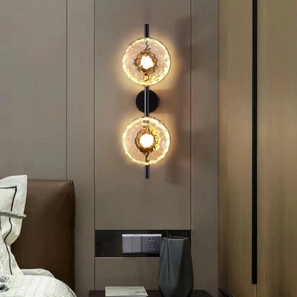 Stilren vägglampa i frostat glas och robust metall för modern och elegant belysning