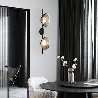 Stilren vägglampa i frostat glas och robust metall för modern och elegant belysning