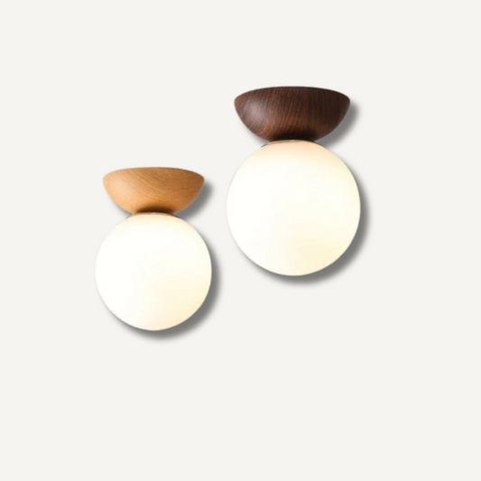 Taklampa med rund opal glaskupa och naturlig träsockel för varm och mjuk belysning
