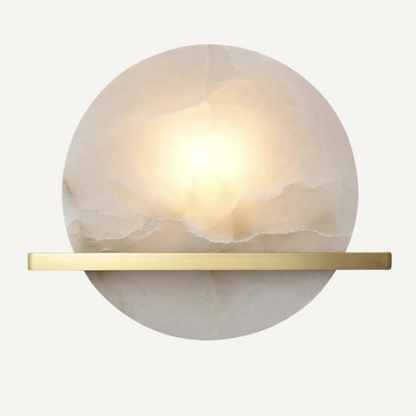 Elegant vägglampa i marmor och alabasterglas med mässingsfot för lyxig och tidlös belysning