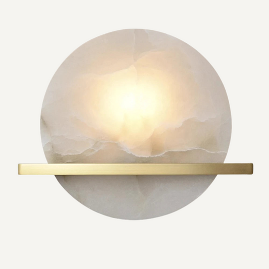 Elegant vägglampa i marmor och alabasterglas med mässingsfot för lyxig och tidlös belysning