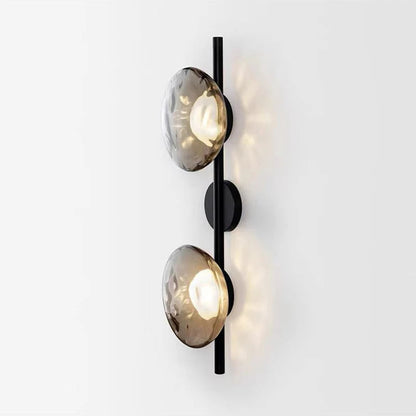 Stilren vägglampa i frostat glas och robust metall för modern och elegant belysning