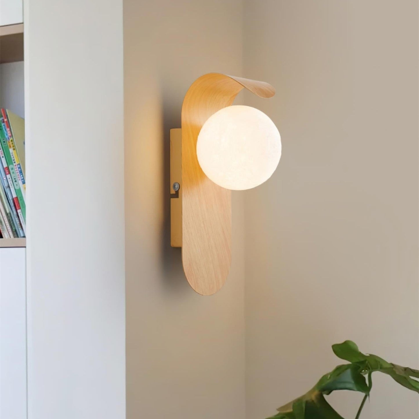 nordisk vägglampa med träinspirerad stomme och rund glasglob för varm och mjuk belysning