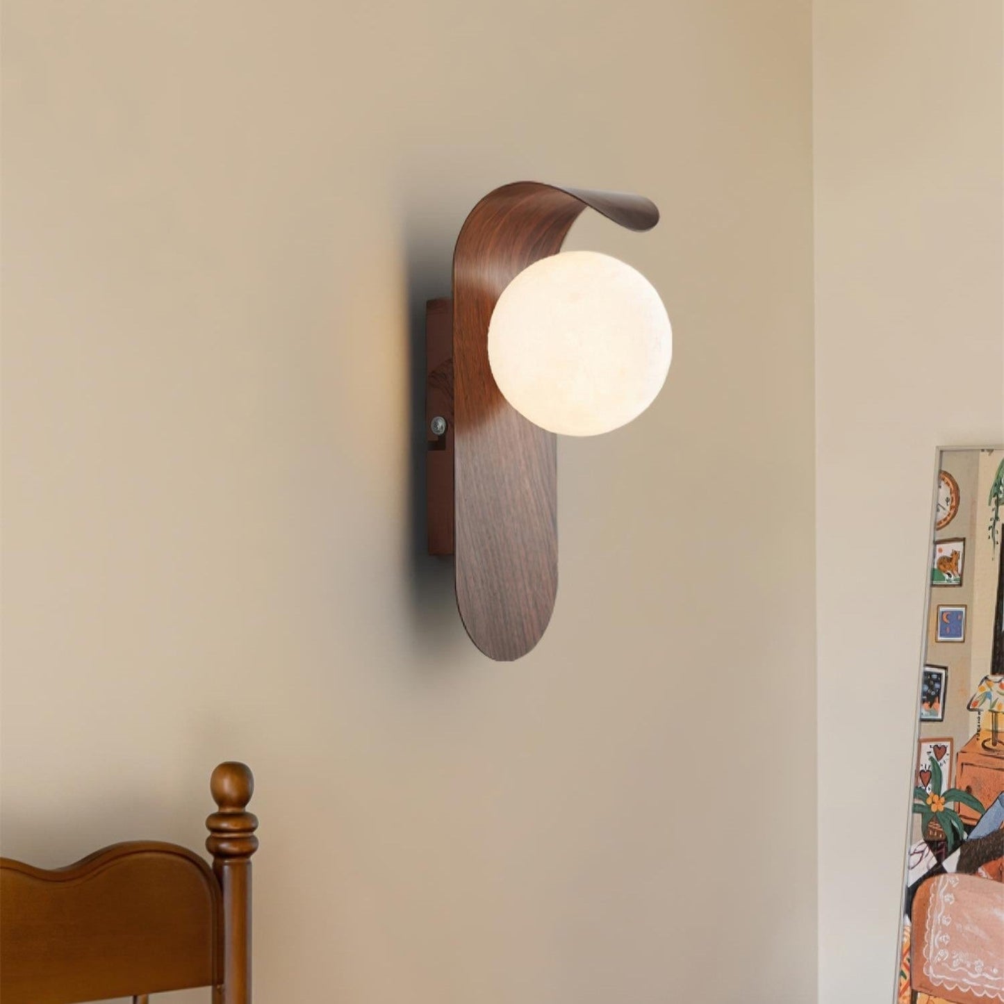 nordisk vägglampa med träinspirerad stomme och rund glasglob för varm och mjuk belysning