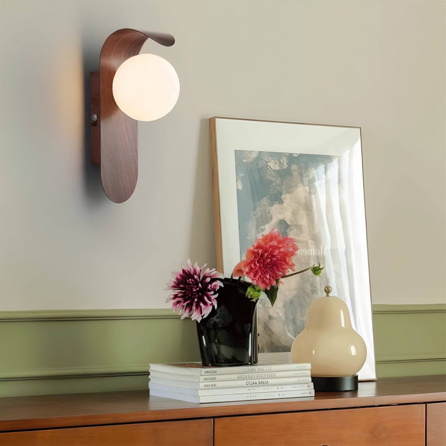 nordisk vägglampa med träinspirerad stomme och rund glasglob för varm och mjuk belysning
