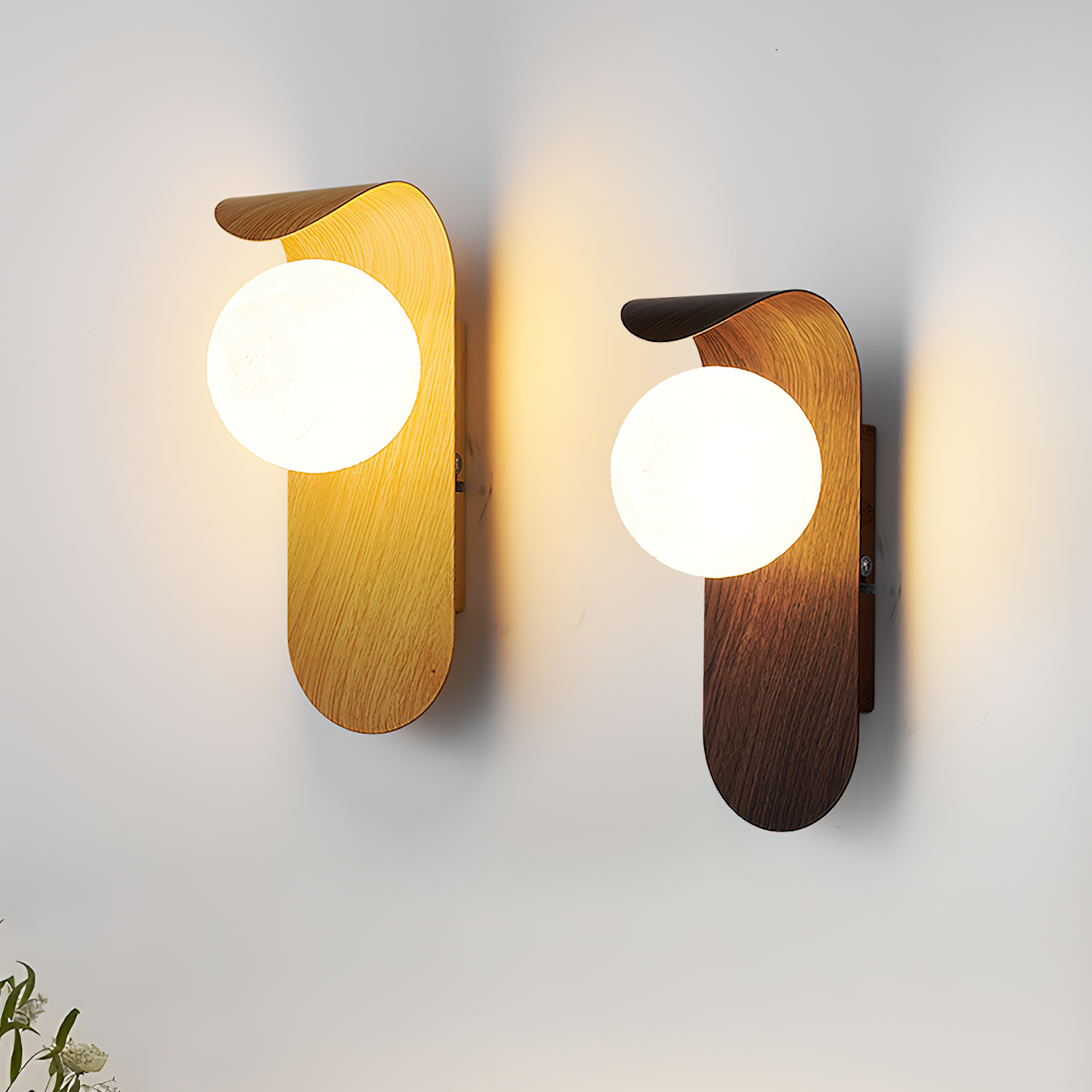 nordisk vägglampa med träinspirerad stomme och rund glasglob för varm och mjuk belysning