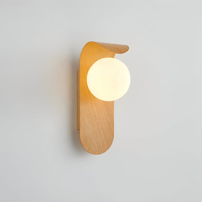 Nordisk vägglampa med träinspirerad stomme och rund glasglob för varm och mjuk belysning