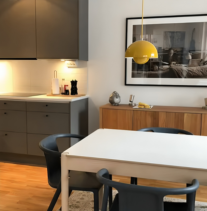 Danskinspirerad pendellampa med halvcirkelformad blomknoppsskärm för kök och vardagsrum