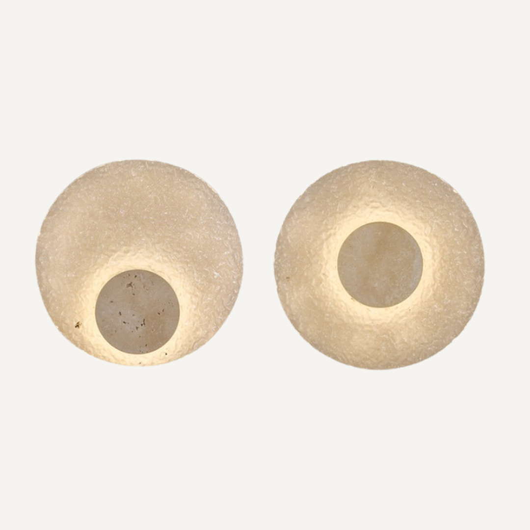 exklusiv vägglampa i modern cirkulär design med akryl och sten för lyxig inredning
