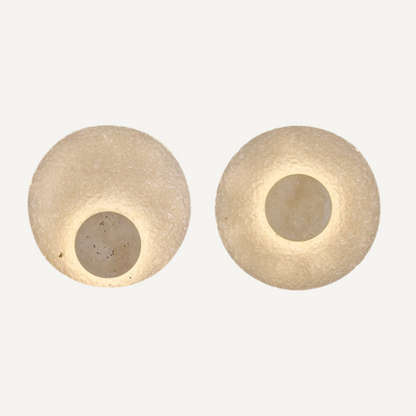 Exklusiv vägglampa i modern cirkulär design med akryl och sten för lyxig inredning