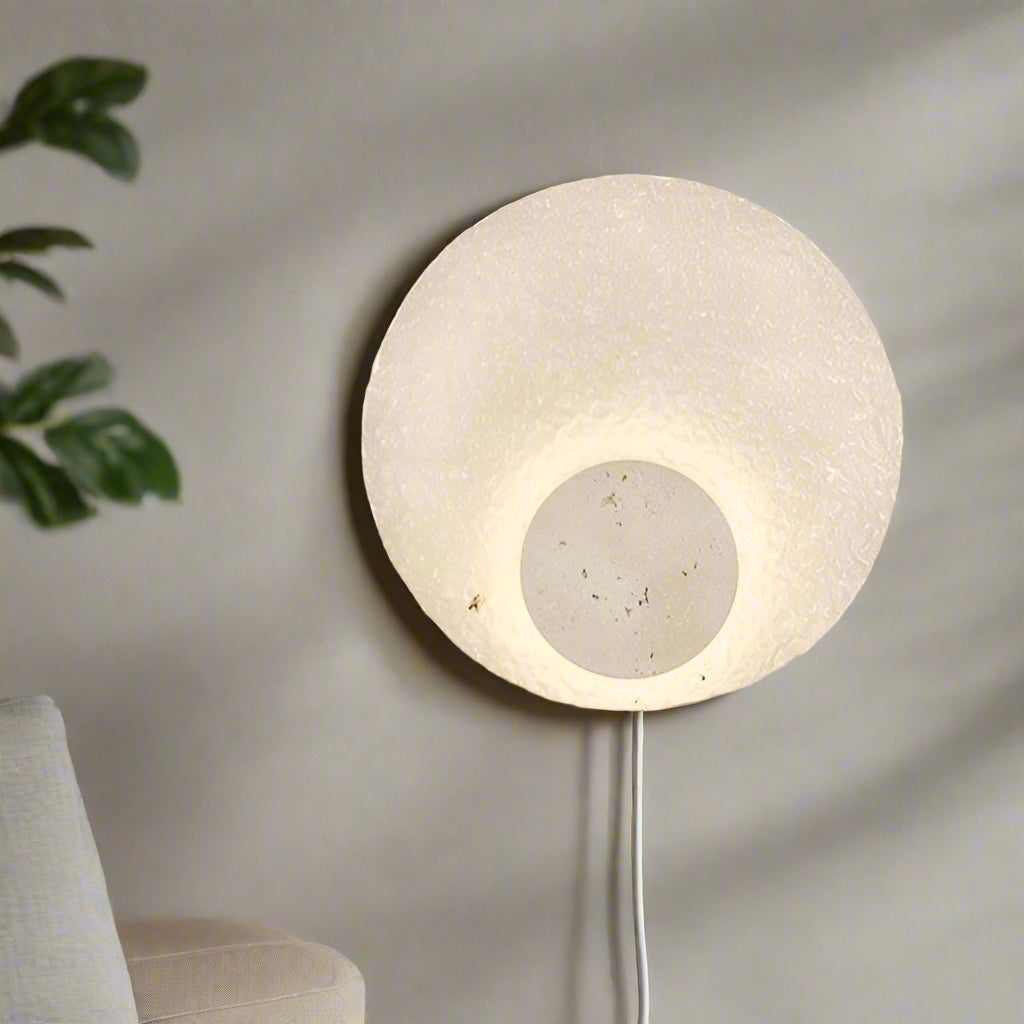 exklusiv vägglampa i modern cirkulär design med akryl och sten för lyxig inredning