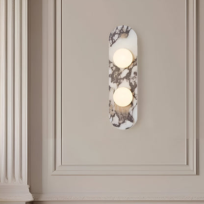 Exklusiv vägglampa i naturlig marmor med runda glaskupor för modern och lyxig inredning