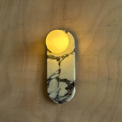 Exklusiv vägglampa i naturlig marmor med runda glaskupor för modern och lyxig inredning