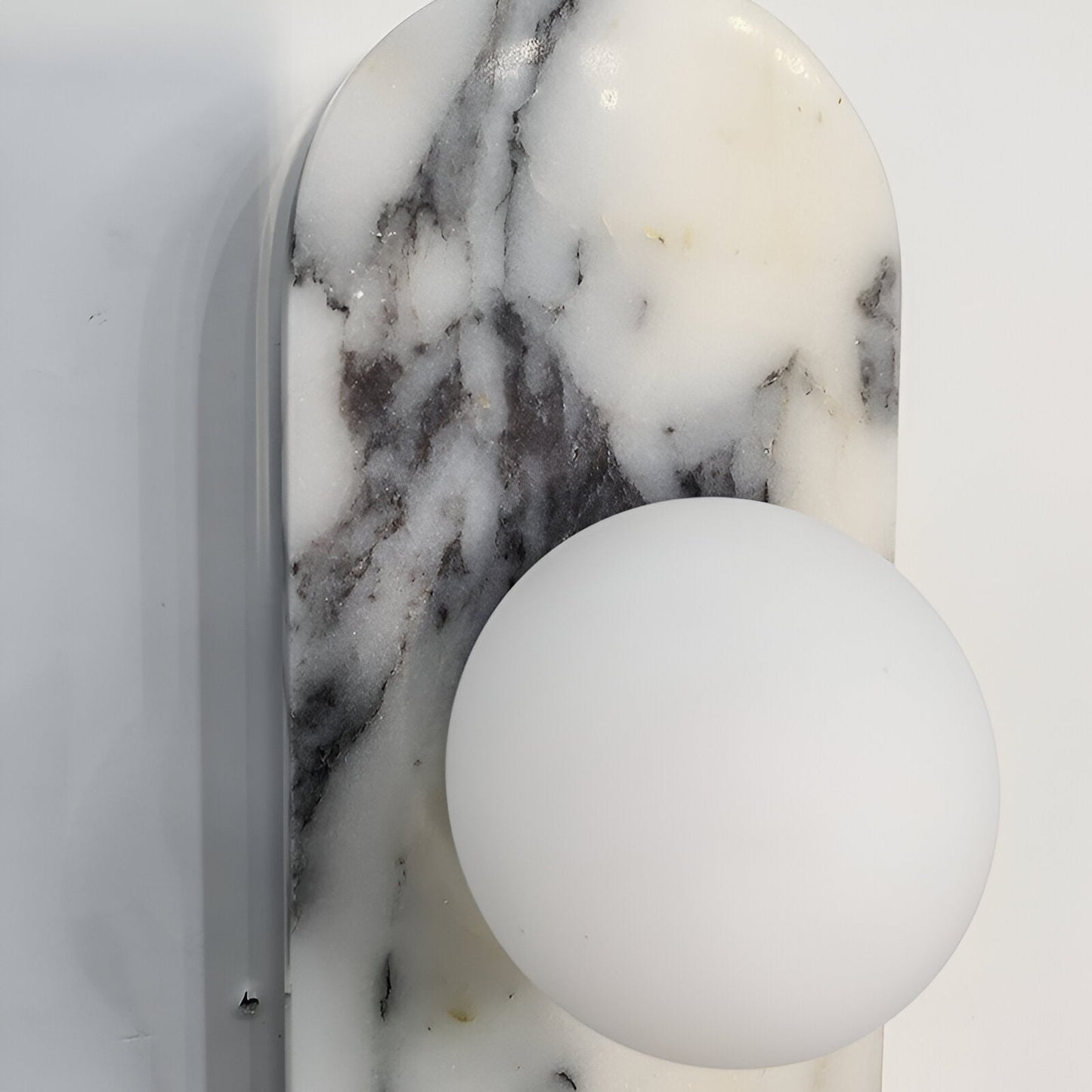 exklusiv vägglampa i naturlig marmor med runda glaskupor för modern och lyxig inredning