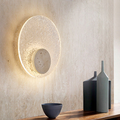 Exklusiv vägglampa i modern cirkulär design med akryl och sten för lyxig inredning