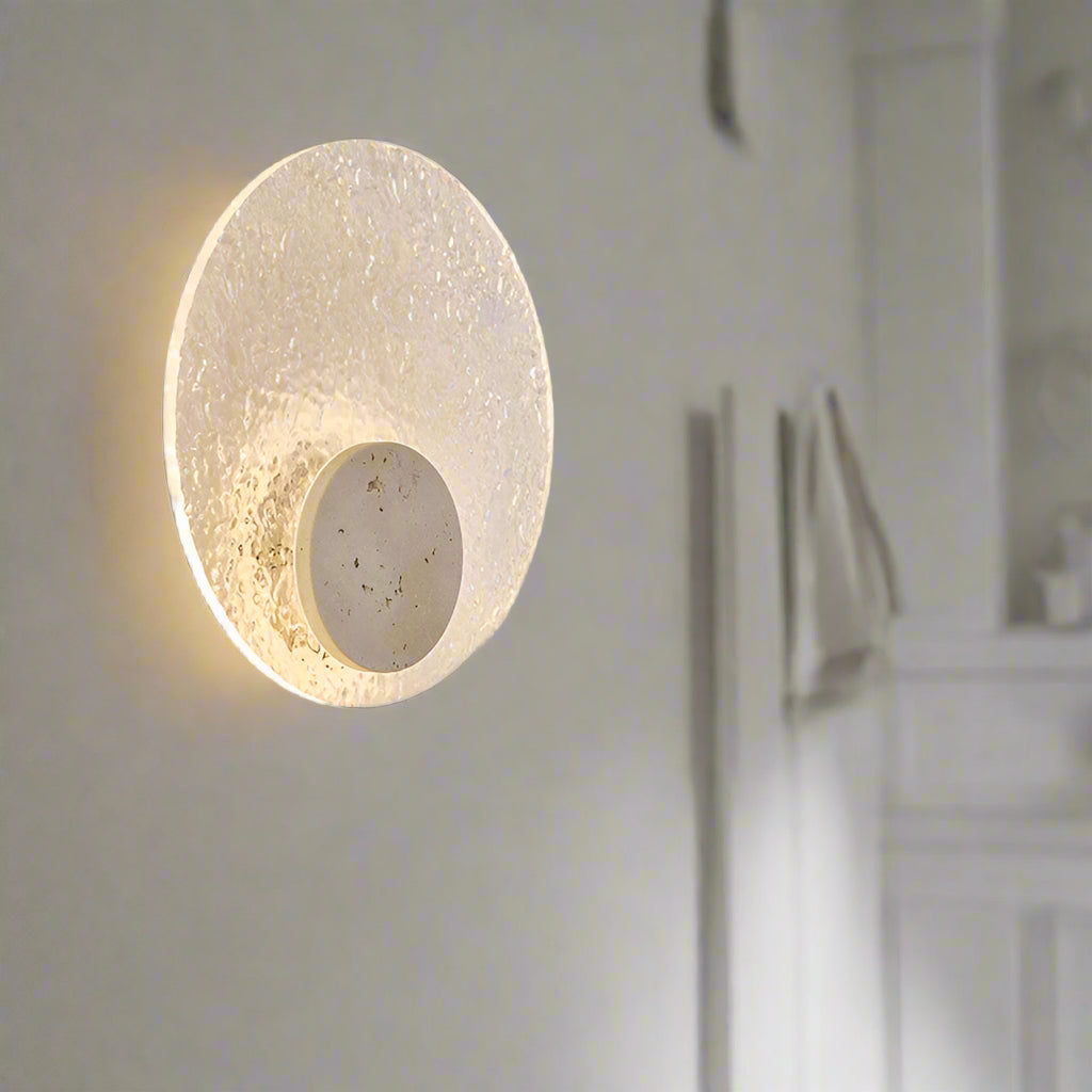 exklusiv vägglampa i modern cirkulär design med akryl och sten för lyxig inredning