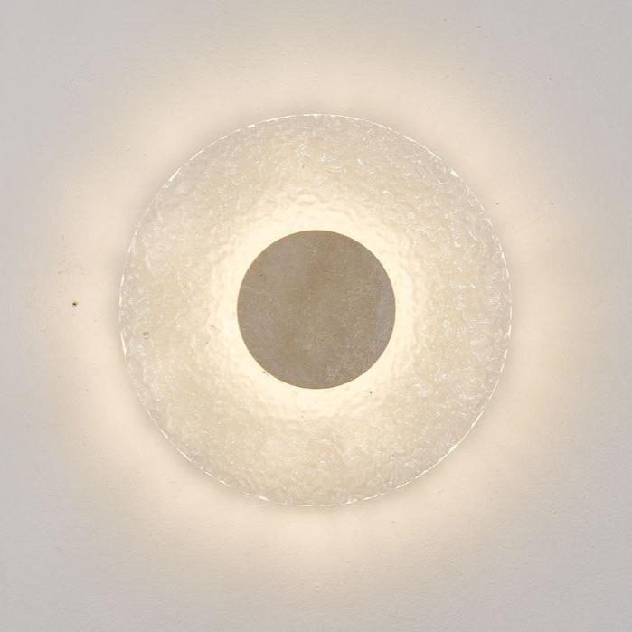exklusiv vägglampa i modern cirkulär design med akryl och sten för lyxig inredning