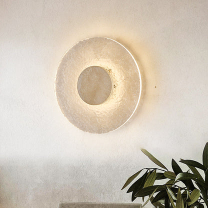 Exklusiv vägglampa i modern cirkulär design med akryl och sten för lyxig inredning